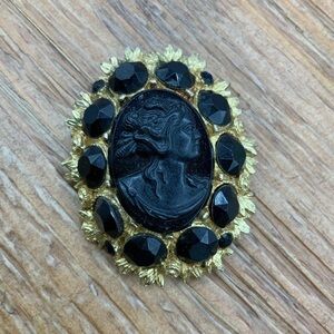 Black Glass Cameo Vintage Gold Tone Metal Faceted Stone Brooch Pin